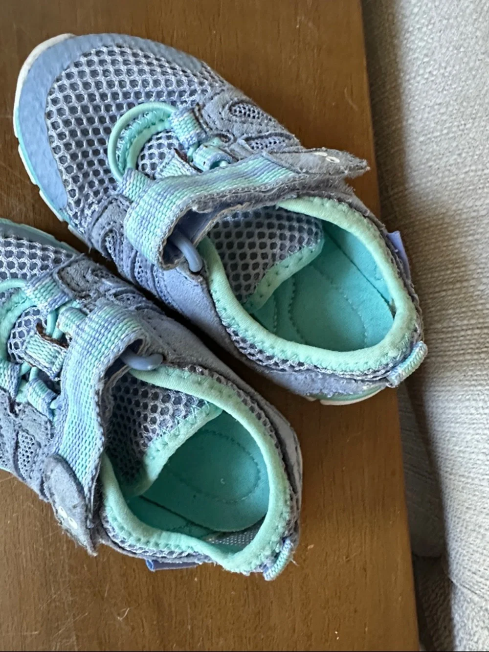 Stride right surprize water shoes Mesh in Teal and Light Blue size 6